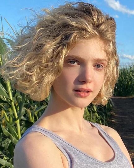 Interview With Elena Kampouris Star Of Wifelike Pophorror 